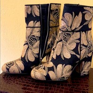 Steve Madden Goldie black and gold boot. 7M